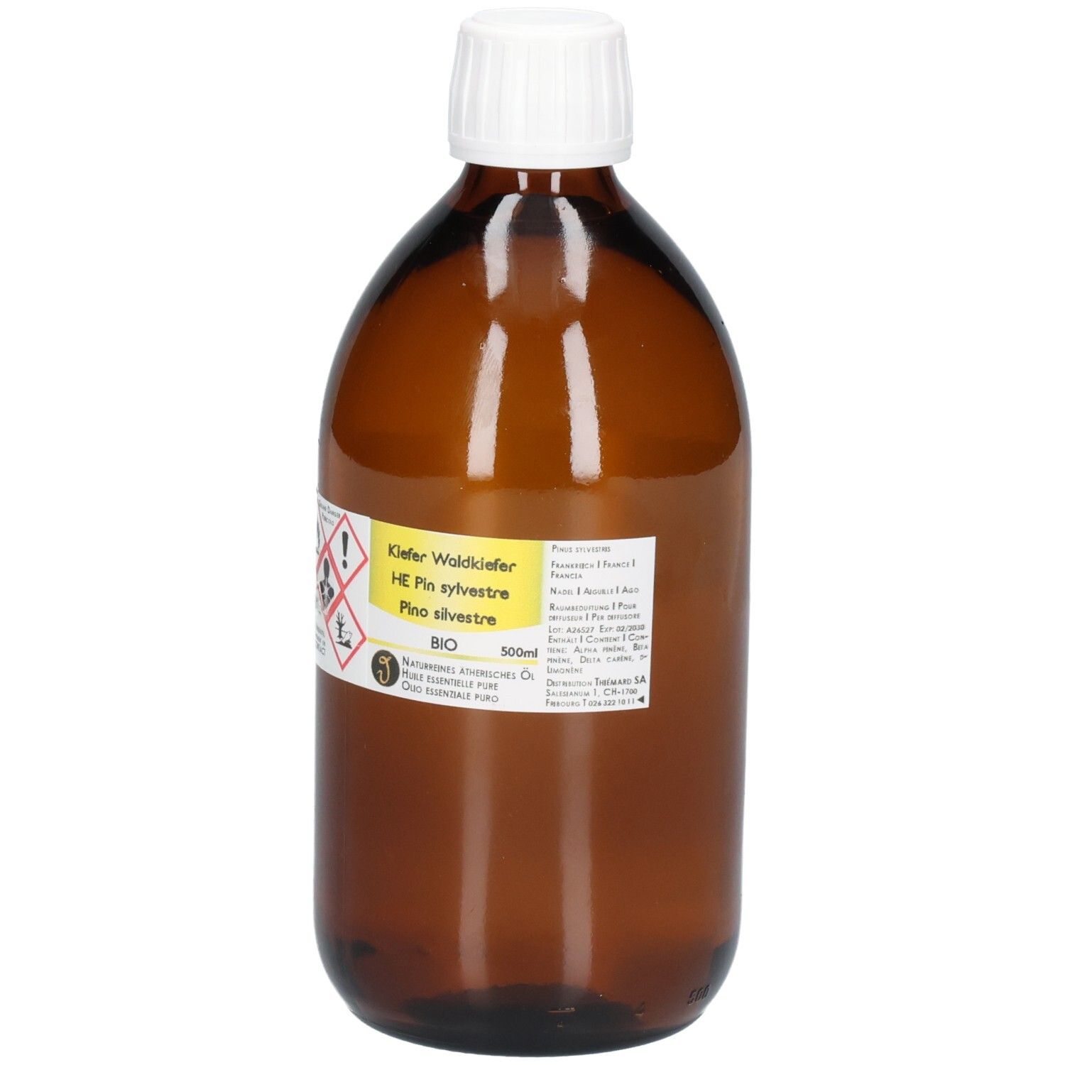 Braune Glasflasche mit weißem Schraubverschluss, gefüllt mit ätherischem Kiefernöl. Etikett mit Warnsymbolen und Produktinformationen.