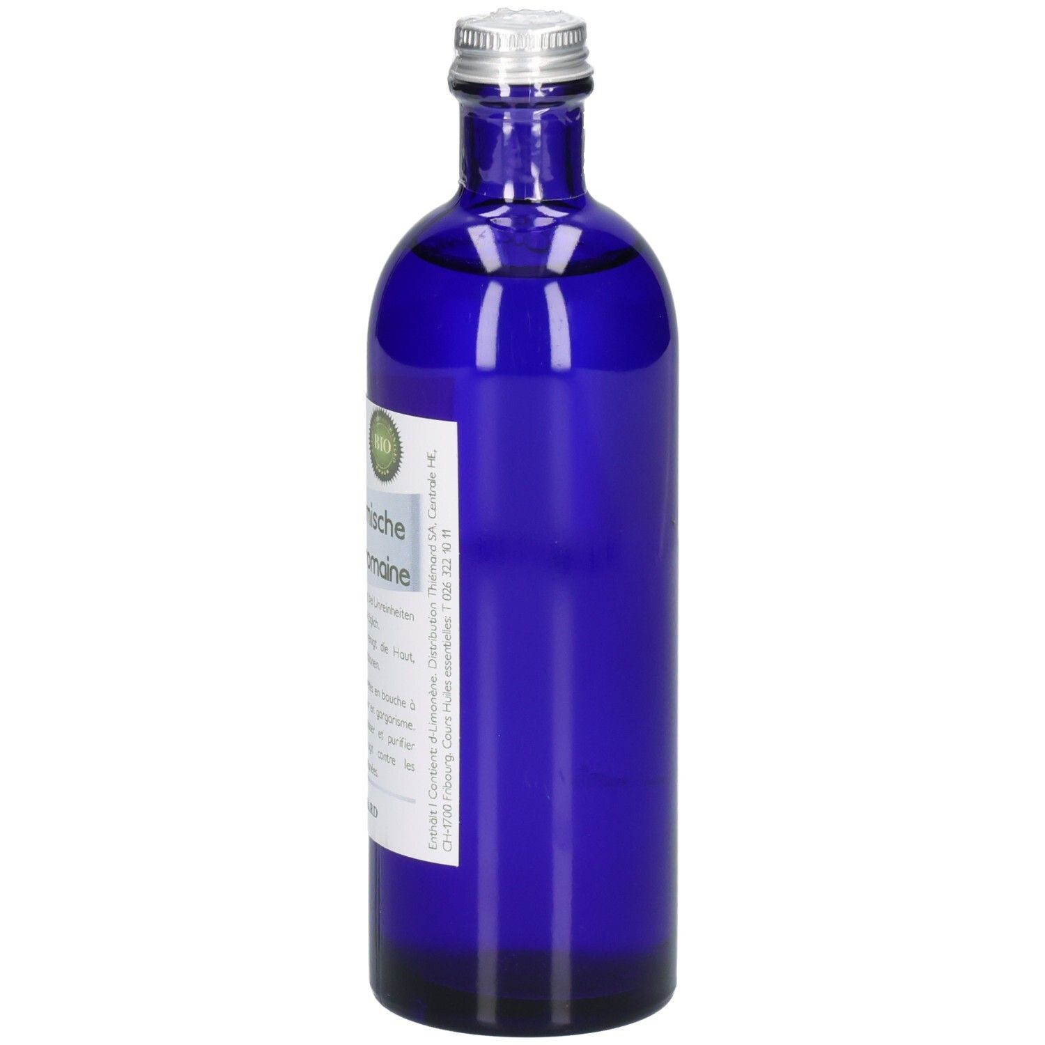 Blaue Glasflasche mit silbernem Verschluss, gefüllt mit klarer Flüssigkeit. Etikett mit Text und grünem Logo.