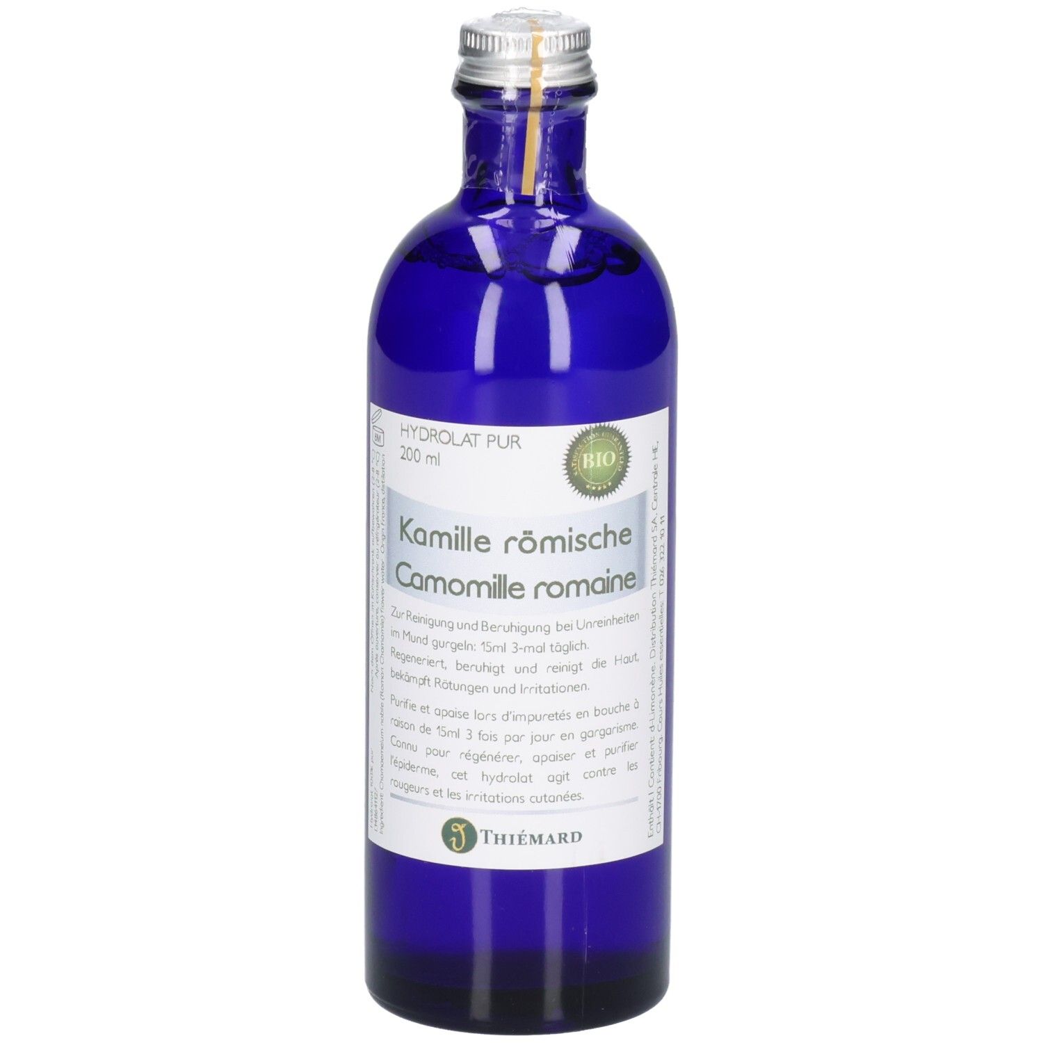 Blaue Glasflasche mit 200 ml römischer Kamille Hydrolat. Bio-Siegel und Thiemann-Logo sichtbar.