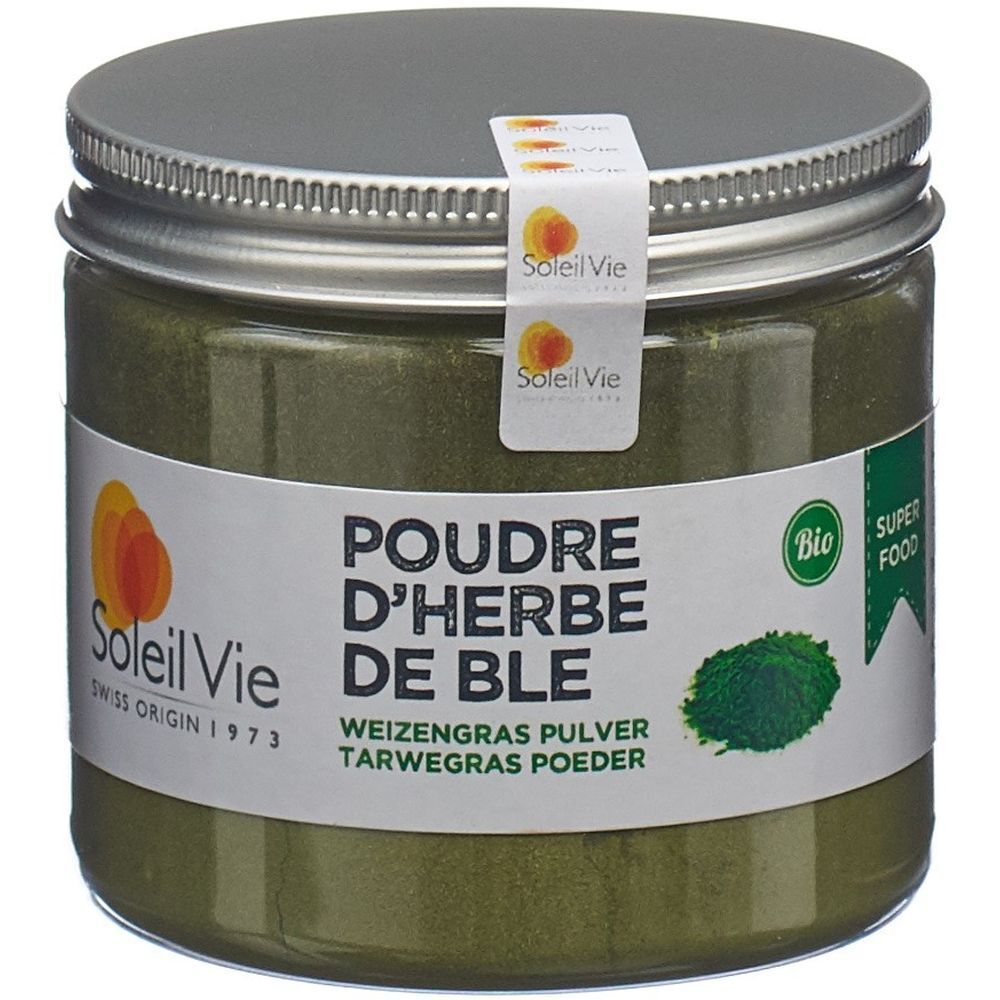 Glas mit grünem Pulver. Aufschrift: Poudre d'herbe de blé, Weizengras Pulver. Bio-Siegel. Soleil Vie Logo.