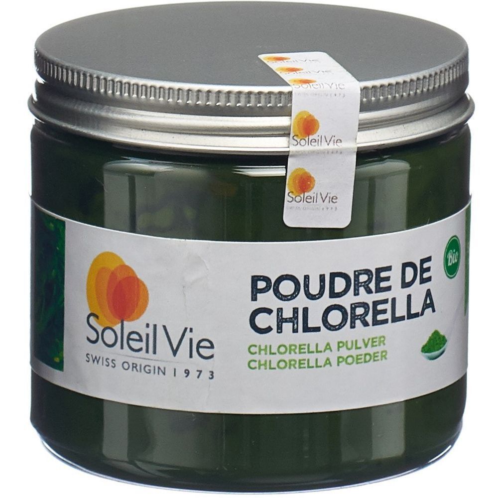 Glas mit grünem Pulver, silbernem Deckel und Etikett. Aufschrift: Poudre de Chlorella, Chlorella Pulver, Bio.