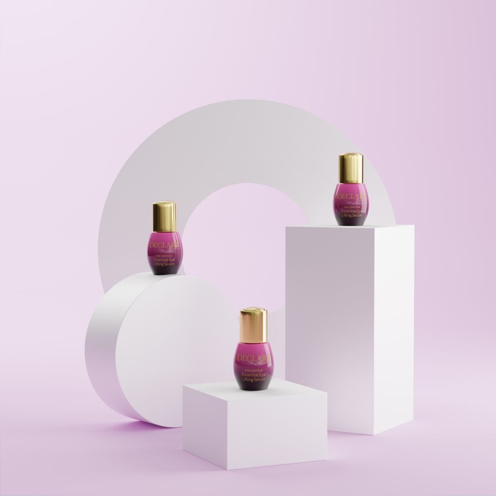 Trois produits sur socles. Flacons violets avec bouchons dorés. Inscription : DECLARÉ, EYE CONTOUR, Sérum.