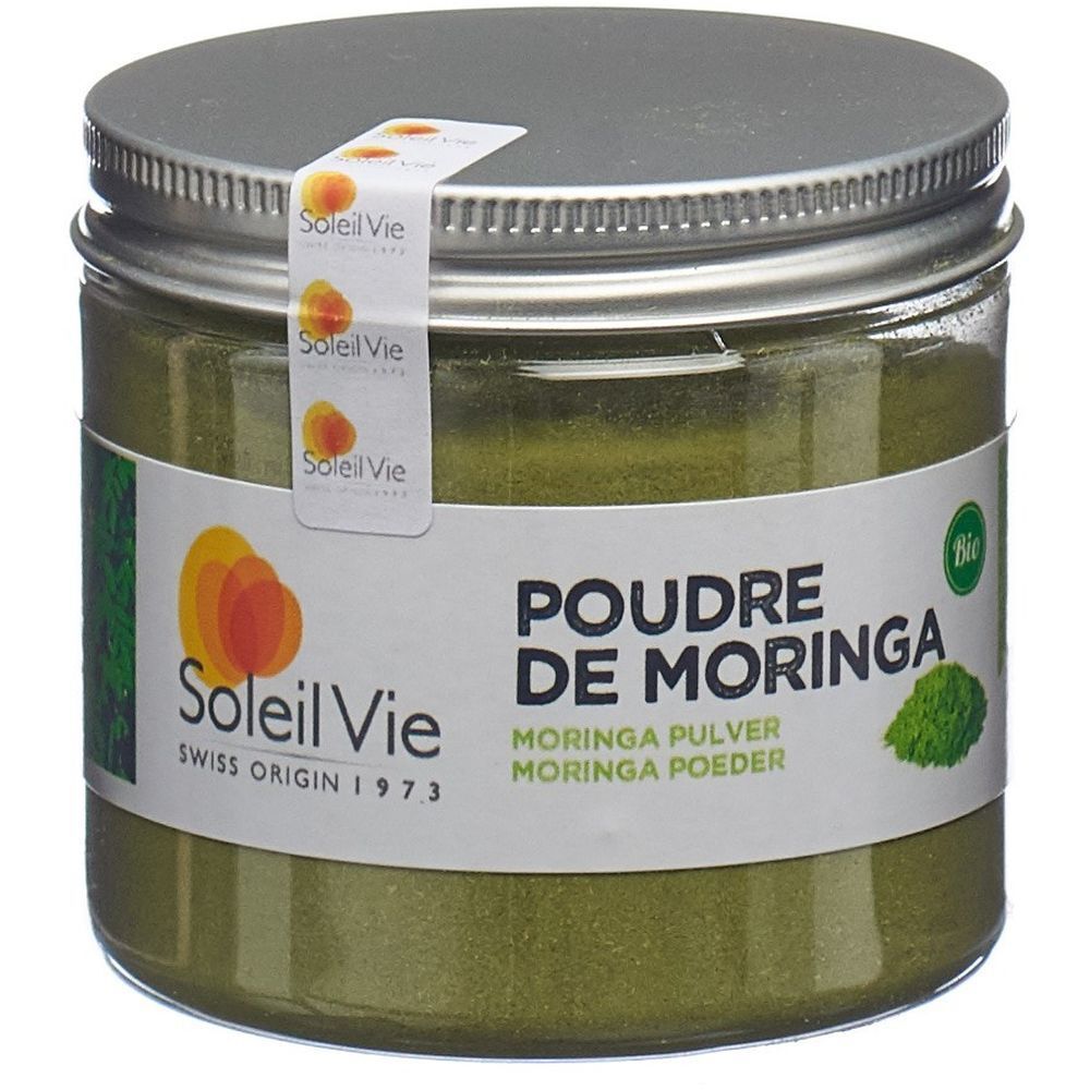 Glas mit grünem Pulver. Aufschrift: Poudre de Moringa, Moringa Pulver, Moringa Poeder. Deckel und Etikett mit Logo und Text von Soleil Vie.