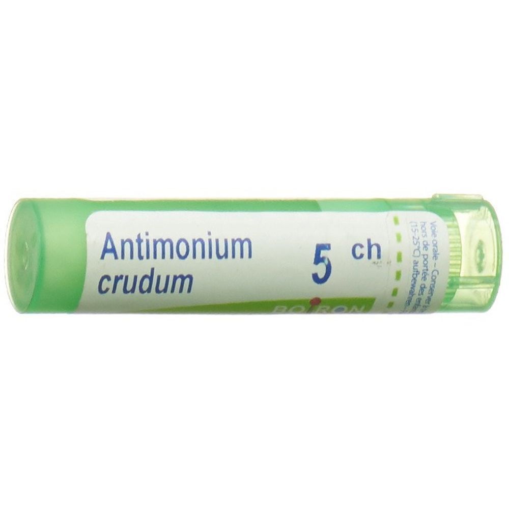 Grüne zylindrische Verpackung mit weißem Etikett. Aufschrift: Antimonium crudum 5 ch. Marke BOIRON.