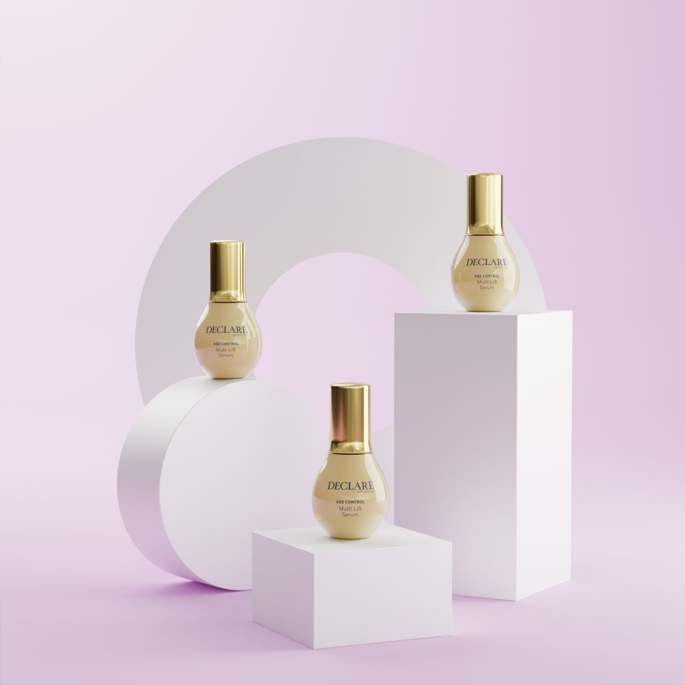 Drei Serumflaschen auf Podesten. Hintergrund: Kreis und Quader. DECLARÉ, AGE CONTROL, Multi Lift Serum.