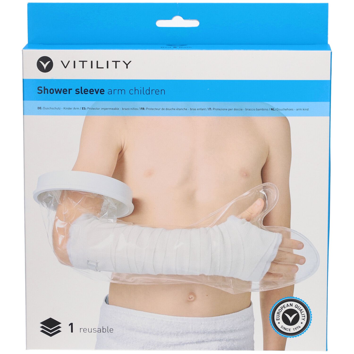Verpackung VITILITY Duschschutz Arm Kind. Der Armschutz ist am Arm eines Kindes angebracht. Auf der Verpackung steht "Shower sleeve arm children".