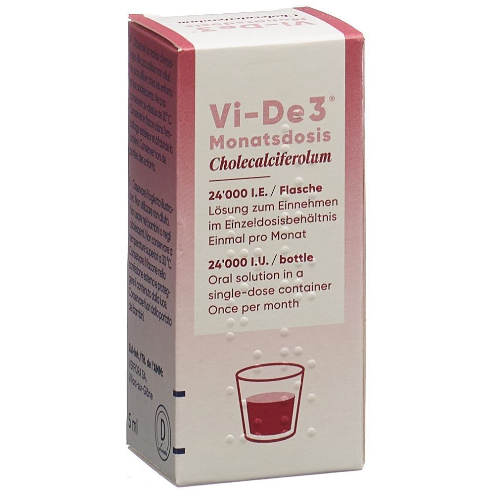 Karton mit Produktinformationen. Aufschrift: Vi-De3 Monatsdosis Cholecalciferolum. Lösung zum Einnehmen. Einzel-Dosis-Behältnis.
