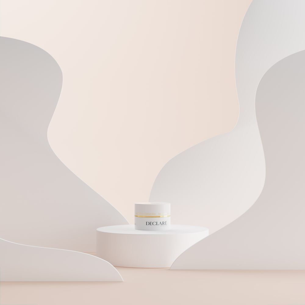 Weißer Tiegel auf einem Podest. Hintergrund mit weißen, wellenförmigen Elementen. DECLARÉ-Logo sichtbar.