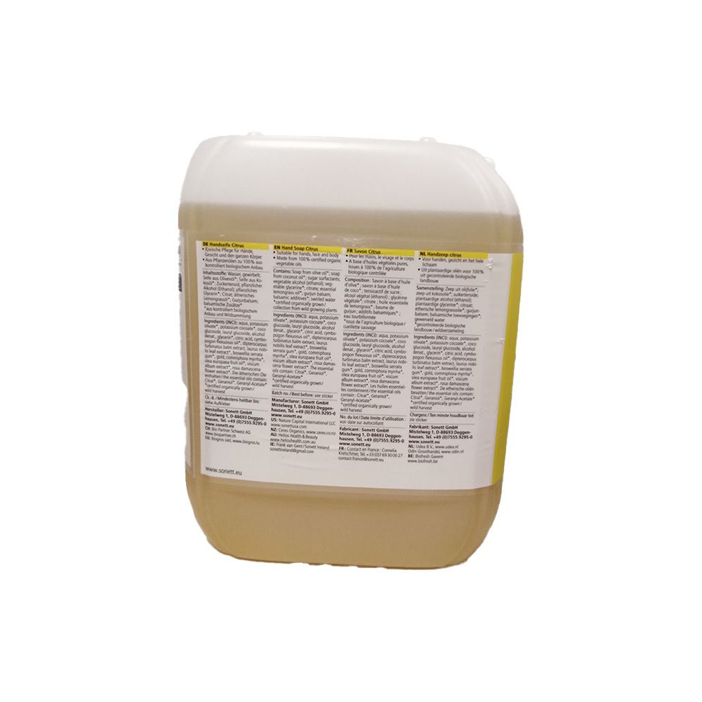 Bidon de liquide jaunâtre. Couvercle blanc. Étiquettes multilingues avec informations sur le produit.