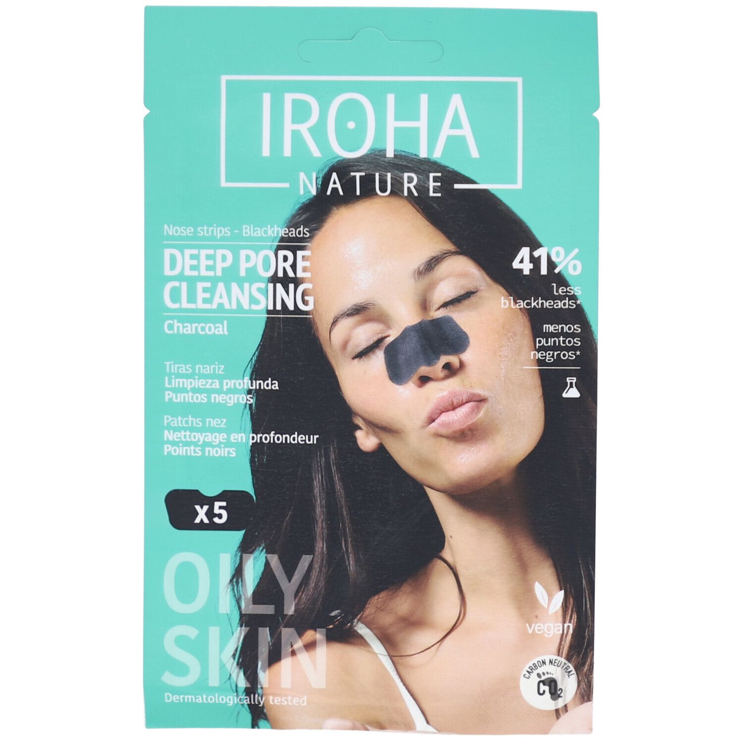 Paquet de bandes nasales. Inscription: Iroha Nature, Deep Pore Cleansing, Charcoal, x5. Femme avec patch nasal.