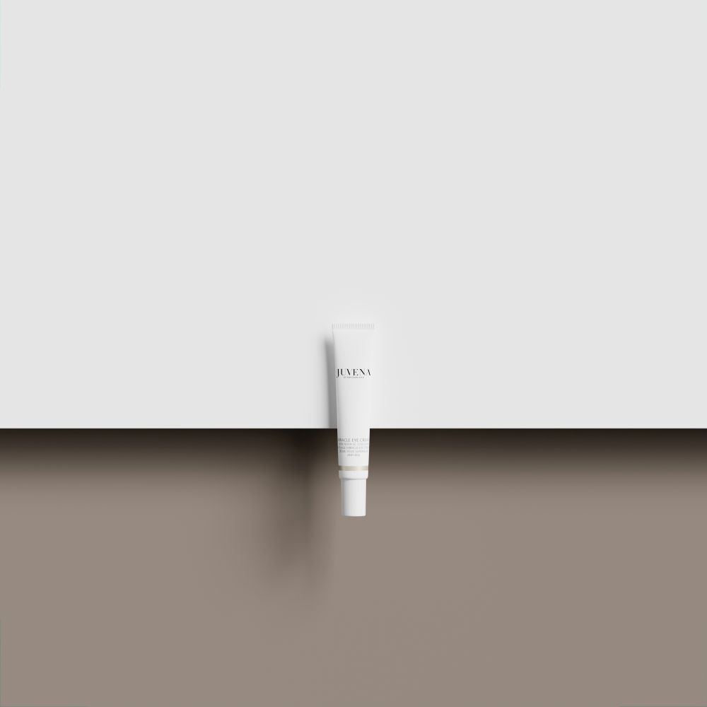 Tube blanc sur fond clair. Inscription: JUVENA. Nom du produit illisible.