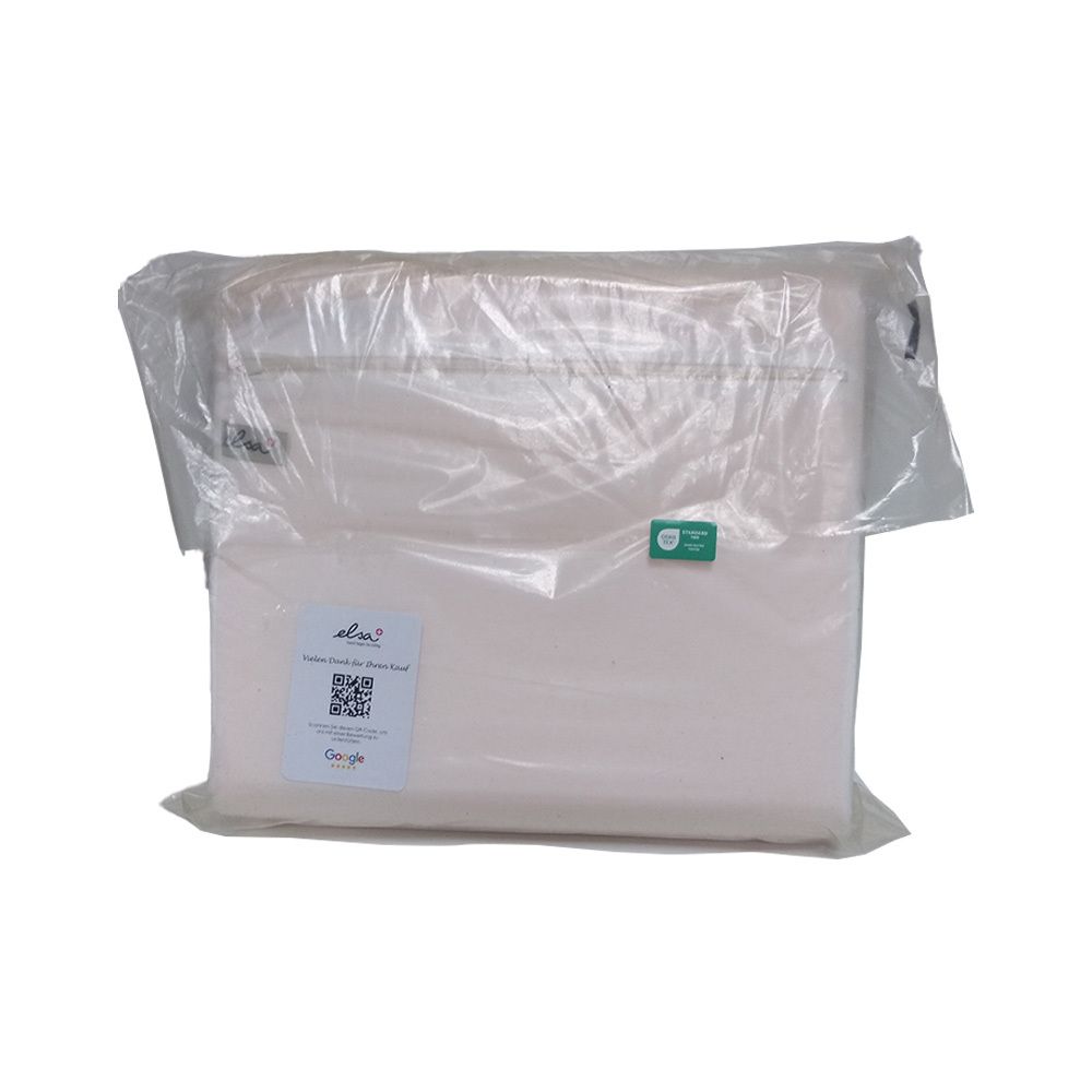 Weißes Nackenkissen in Plastikverpackung. Etikett mit Text und QR-Code. Grünes Siegel.