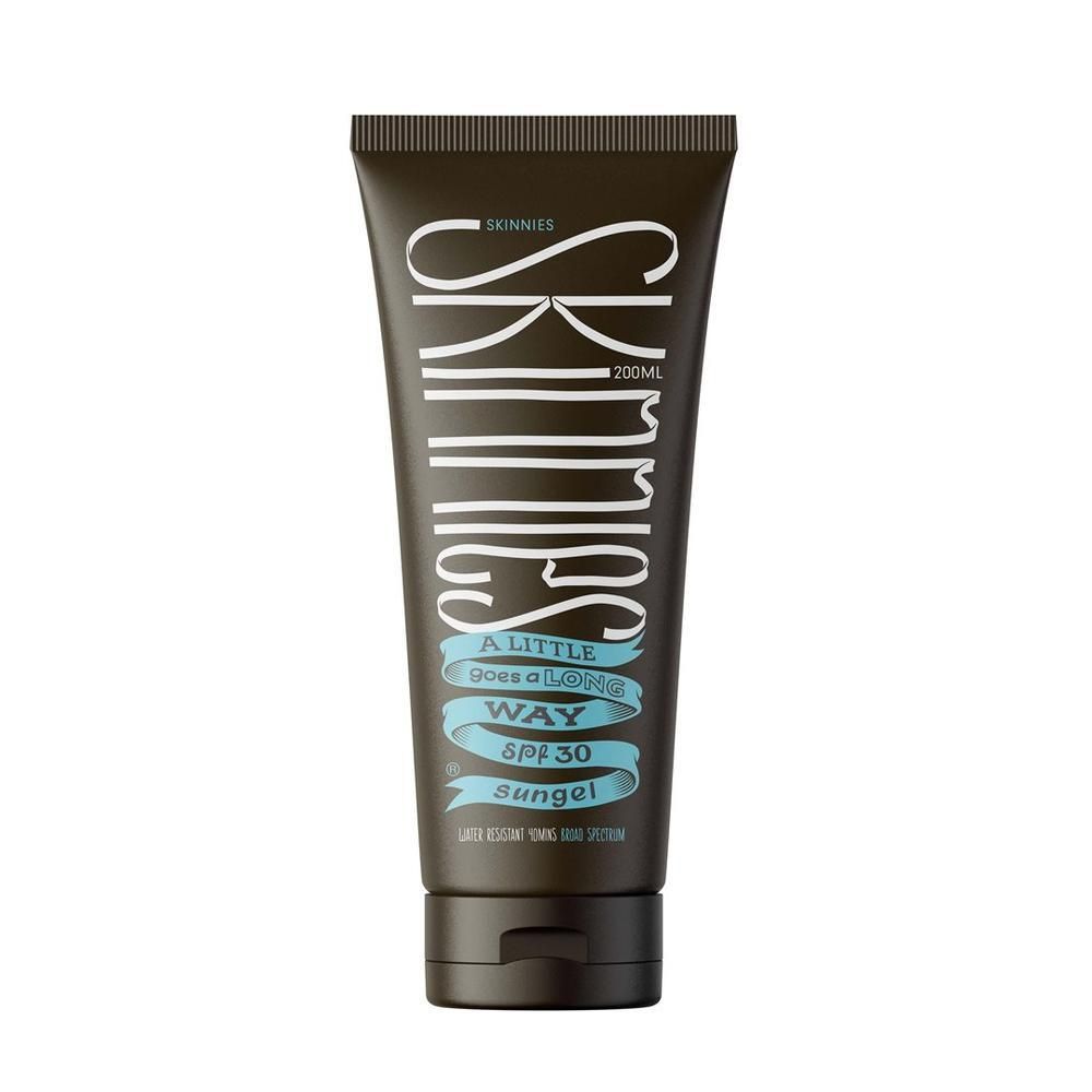SKINNIES Gel solaire SPF30 dans un tube marron avec inscription blanche. Contient une protection solaire.