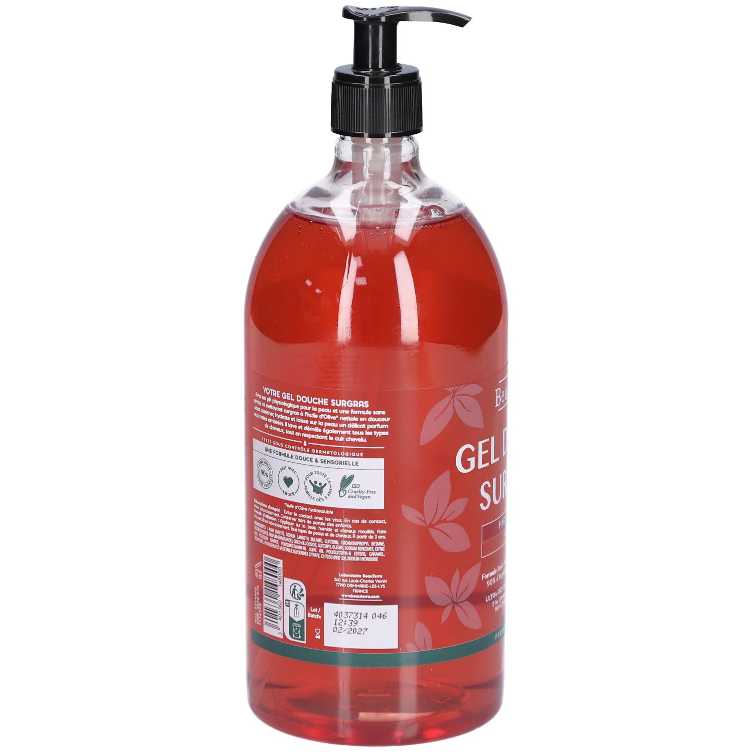 Dos du flacon transparent de gel douche rouge. Pompe noire. Texte et logos. Étiquette avec informations.