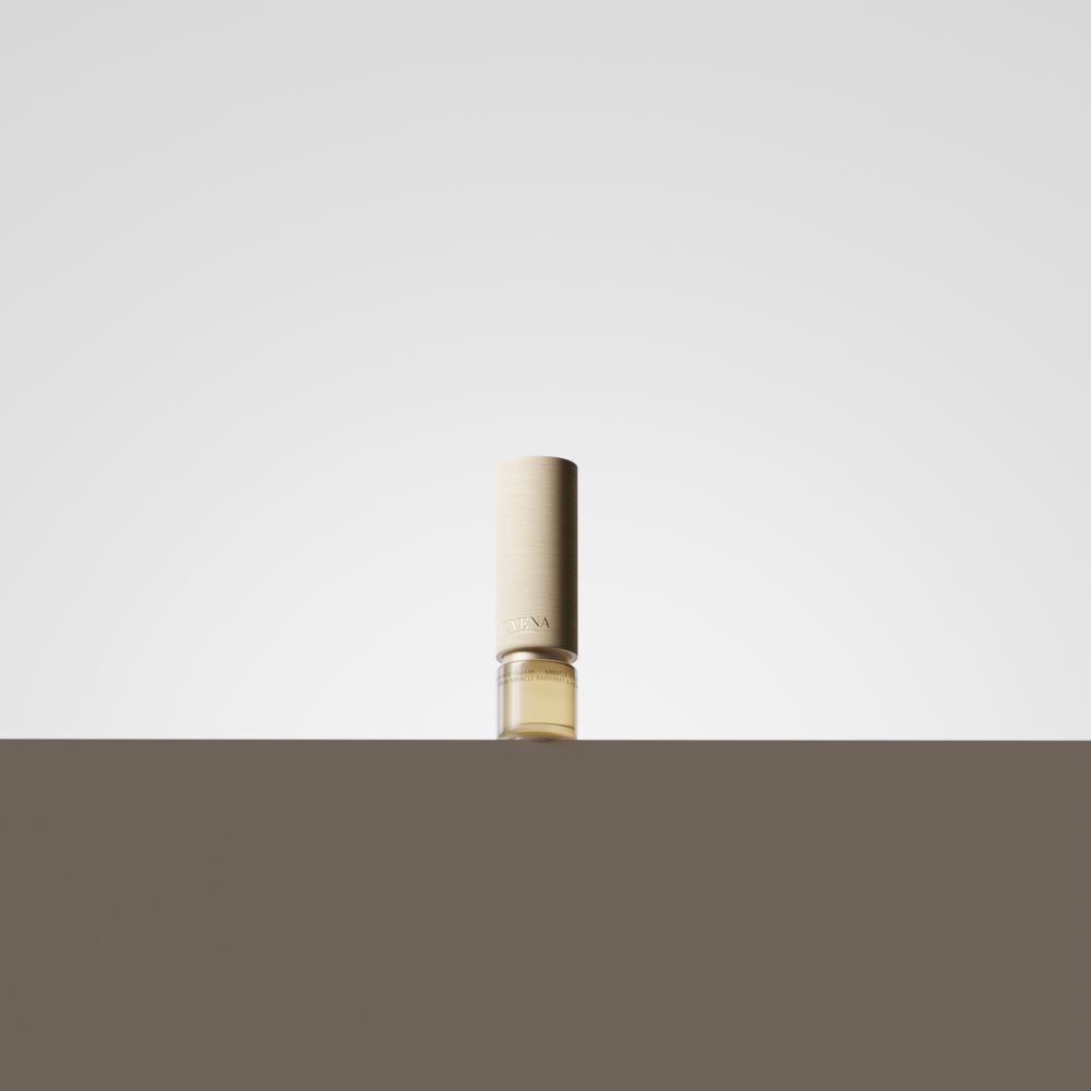 Serumflasche mit goldenem Deckel. Auf braunem Untergrund.