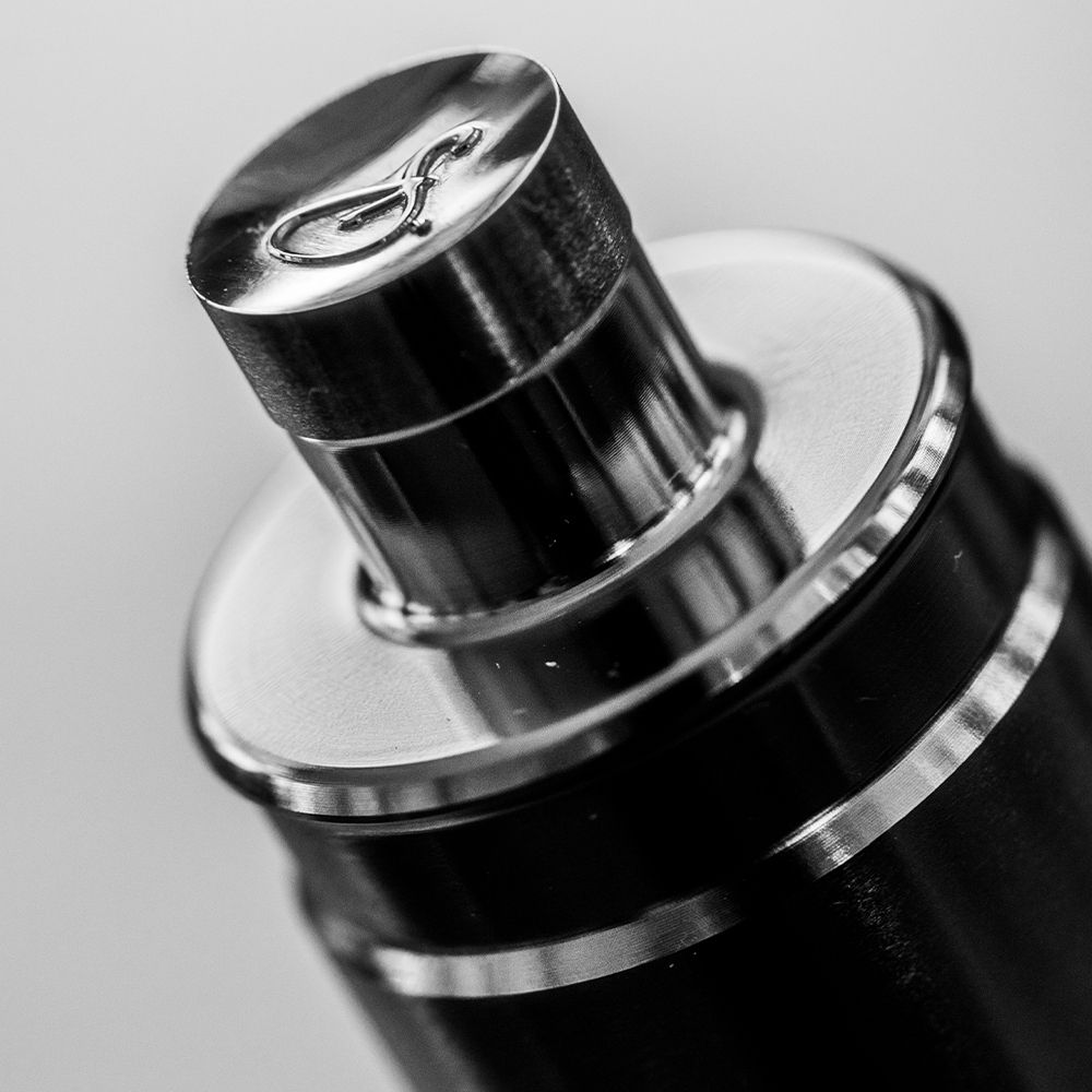 Nahaufnahme des Deckels einer Flasche. Mit Logo.