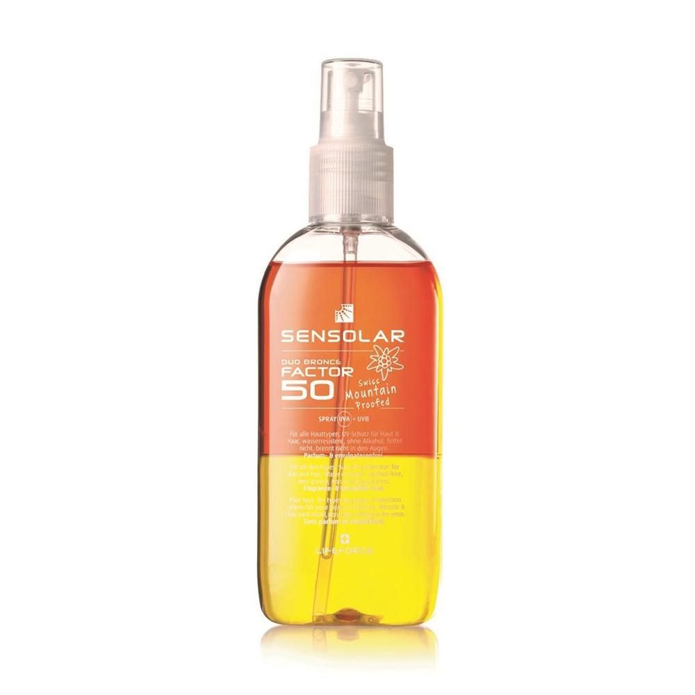 Sonnenspray-Flasche. Transparentes Behältnis mit orangefarbener und gelber Flüssigkeit. Aufschrift: SENSOLAR, Duo Bronze Factor 50, Spray solaire UVA + UVB.