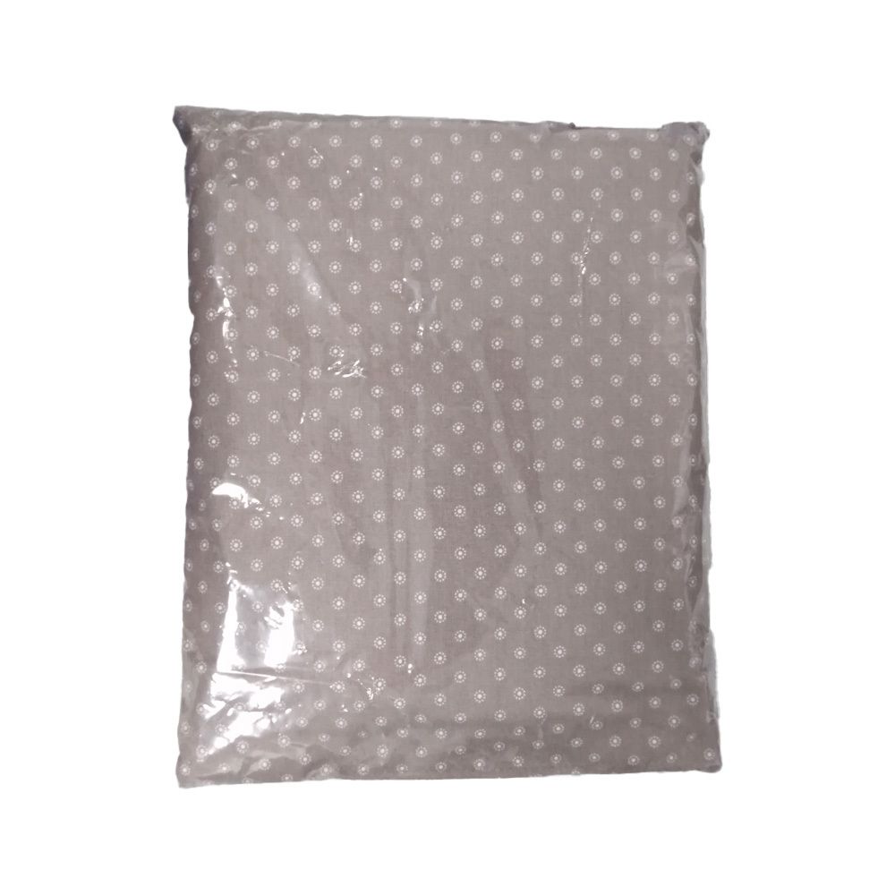 Beiges Wärmekissen mit weißen Sternchen in Folienverpackung.