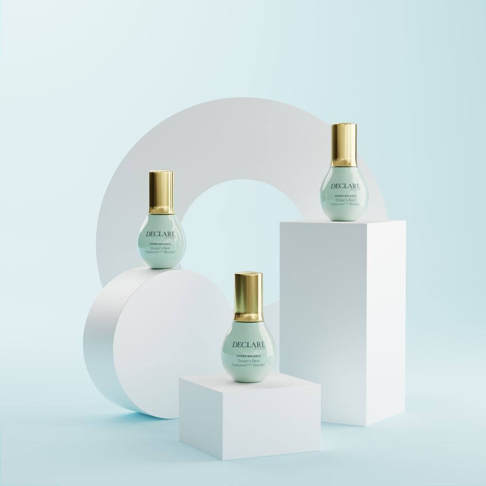 Trois flacons sur socles blancs. Fond : cercle blanc et fond bleu clair. Inscription : DECLARÉ, Ocean's Best Hyaluron triple Booster.
