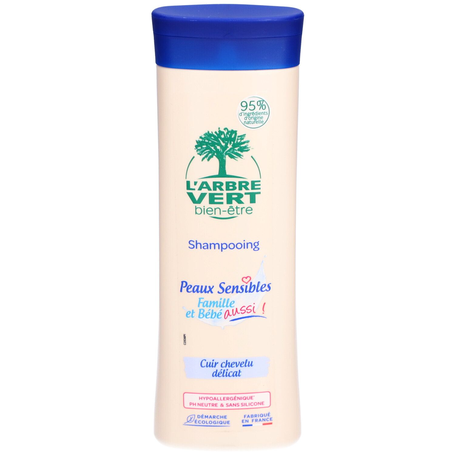 Flacon de shampooing L'ARBRE VERT. Emballage bleu et blanc, logo vert. Texte: Peaux Sensibles, Famille et Bébé aussi! Cuir chevelu délicat.