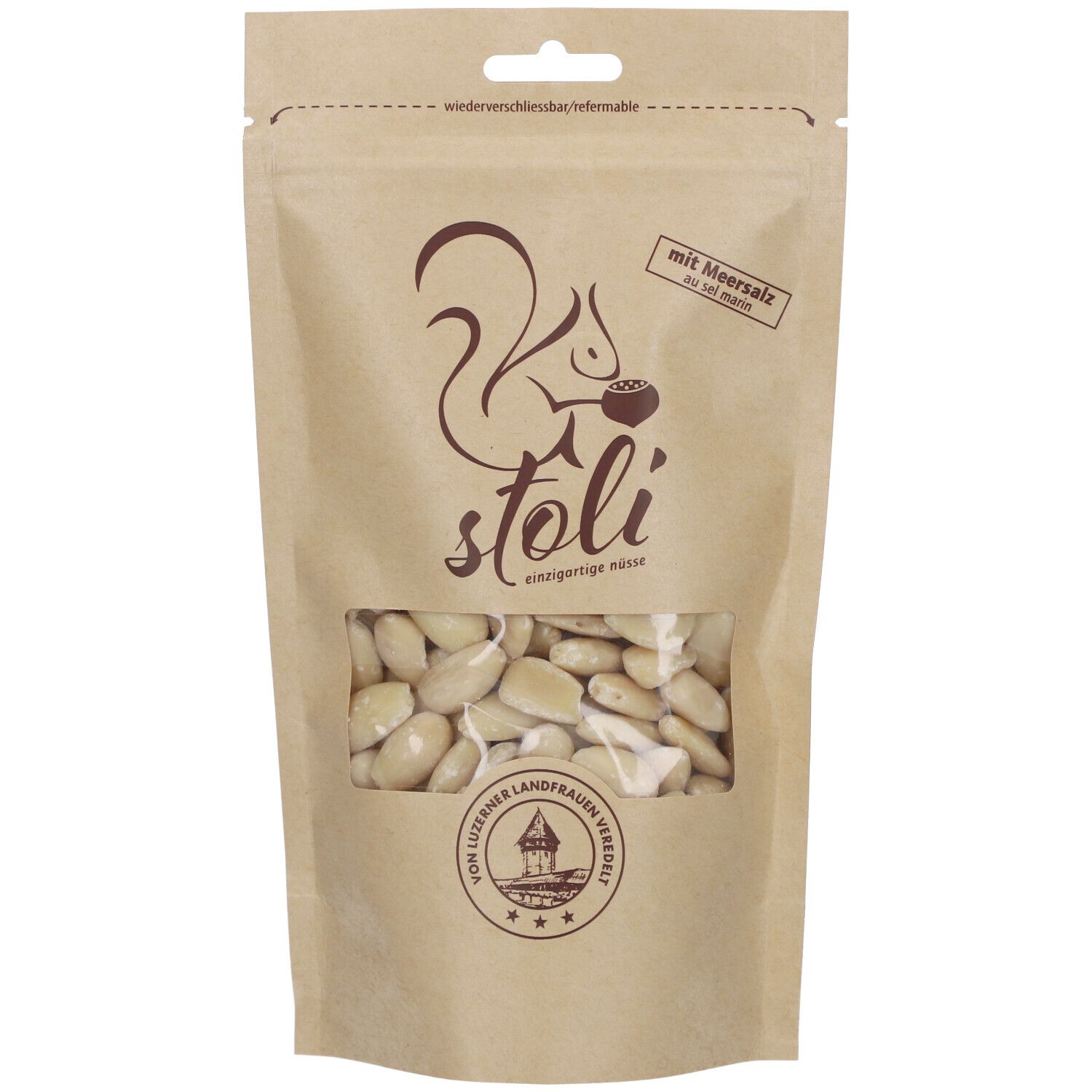 Beutel mit Mandeln. Sichtfenster zeigt Mandeln. Logo mit Eichhörnchen und Schriftzug 'stoli'. Text 'mit Meersalz'.