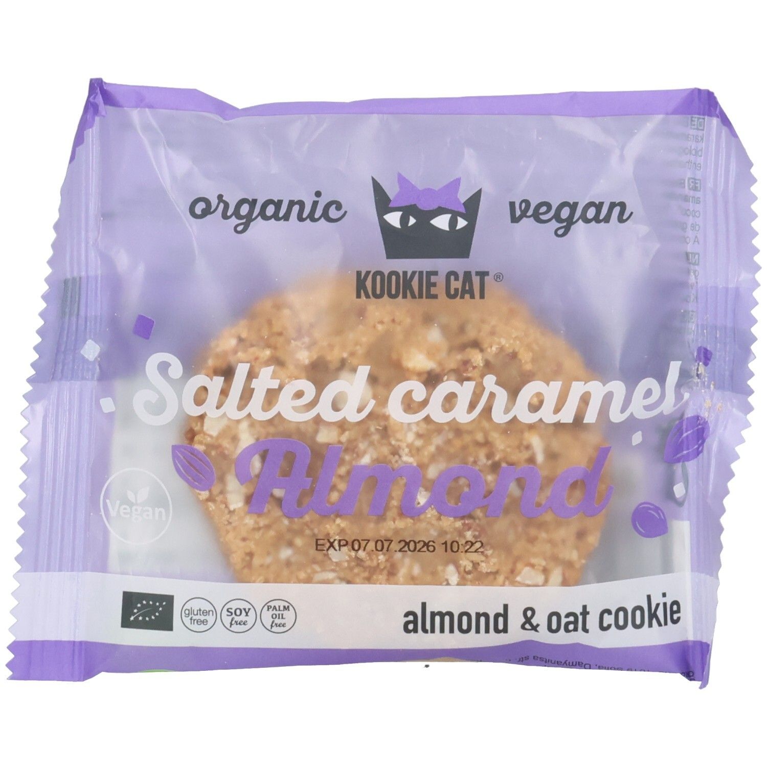 Keks in transparenter Verpackung. Aufdruck: "Kookie Cat", "Salted caramel Almond", "organic vegan". EU-Bio-Logo.