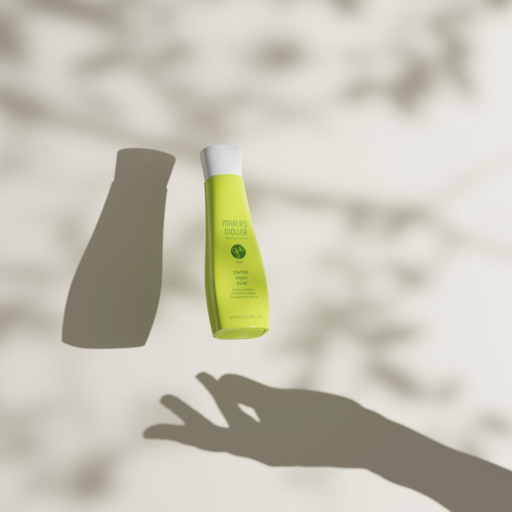 Flacon de shampooing vert et ombre. Inscription: Marlies Möller, Vegan Pure! Shampooing.