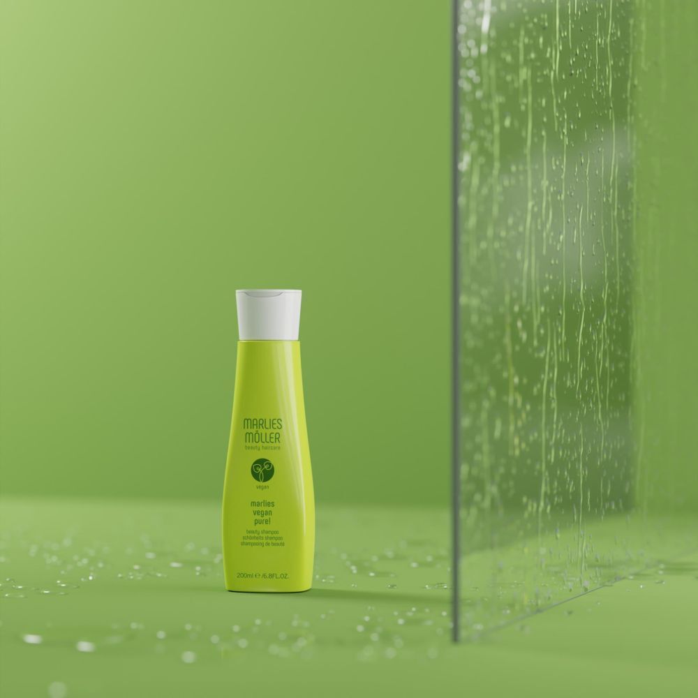 Flacon de shampooing vert devant fond vert et paroi vitrée. Inscription: Marlies Möller, Vegan Pure!