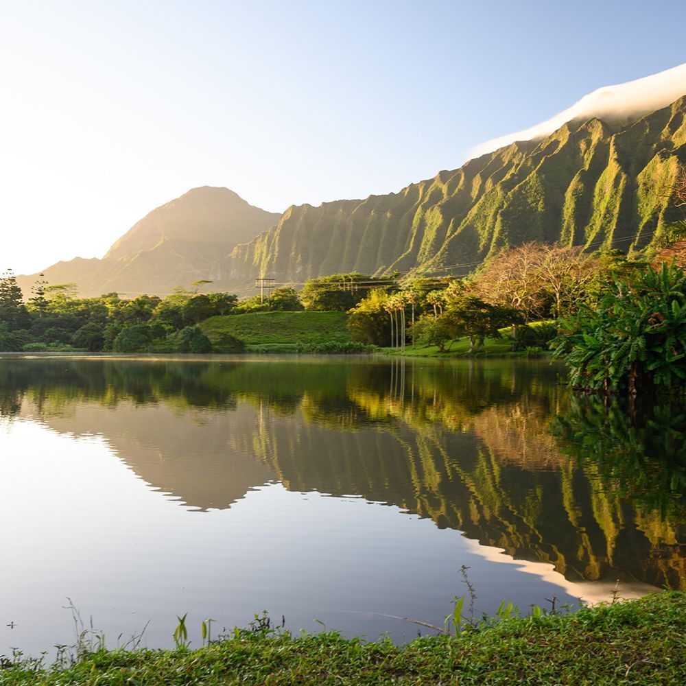 Photo de paysage avec lac, montagnes et arbres. Reflet des montagnes dans l'eau. Jour ensoleillé.