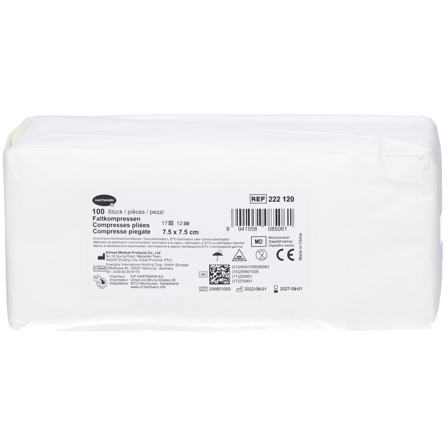 Weißes Paket mit Faltkompressen. Aufdrucke: 100 Stück, 7.5 x 7.5 cm, REF 222 120, CE-Kennzeichnung. Verpackung aus Kunststoff.