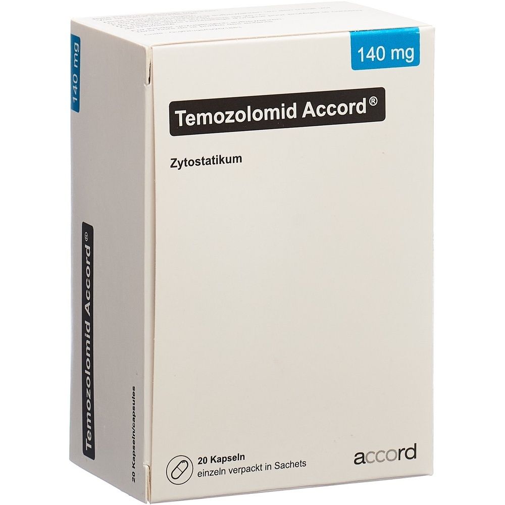 Boîte rectangulaire blanche avec des accents bleus et noirs. Texte: TEMOZOLOMID Accord Kaps. Vue en perspective.