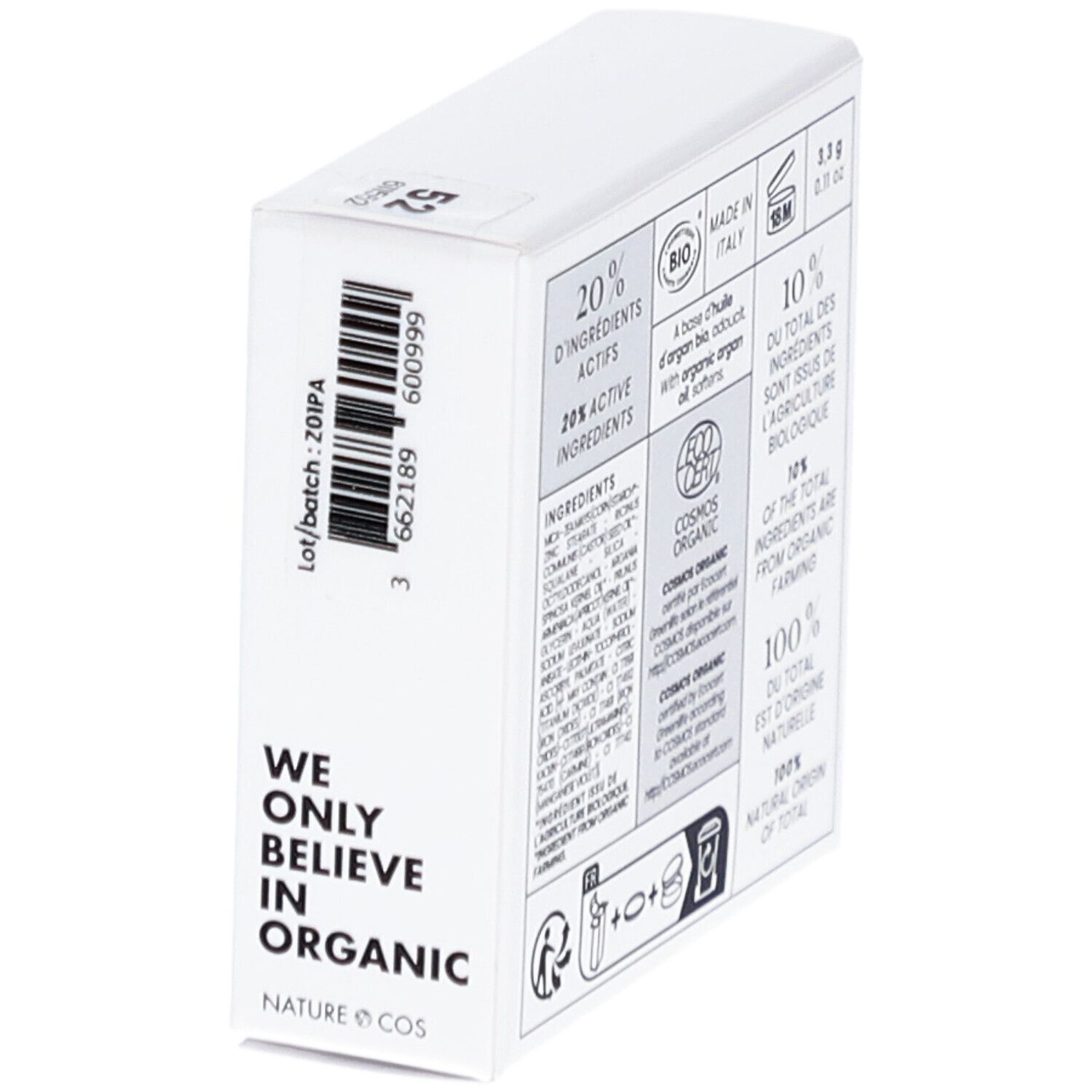 Boîte blanche avec texte et logos. Marque COULEUR CARAMEL. Inscription: Fard à joues, Blush Powder, BIO. We only believe in organic.