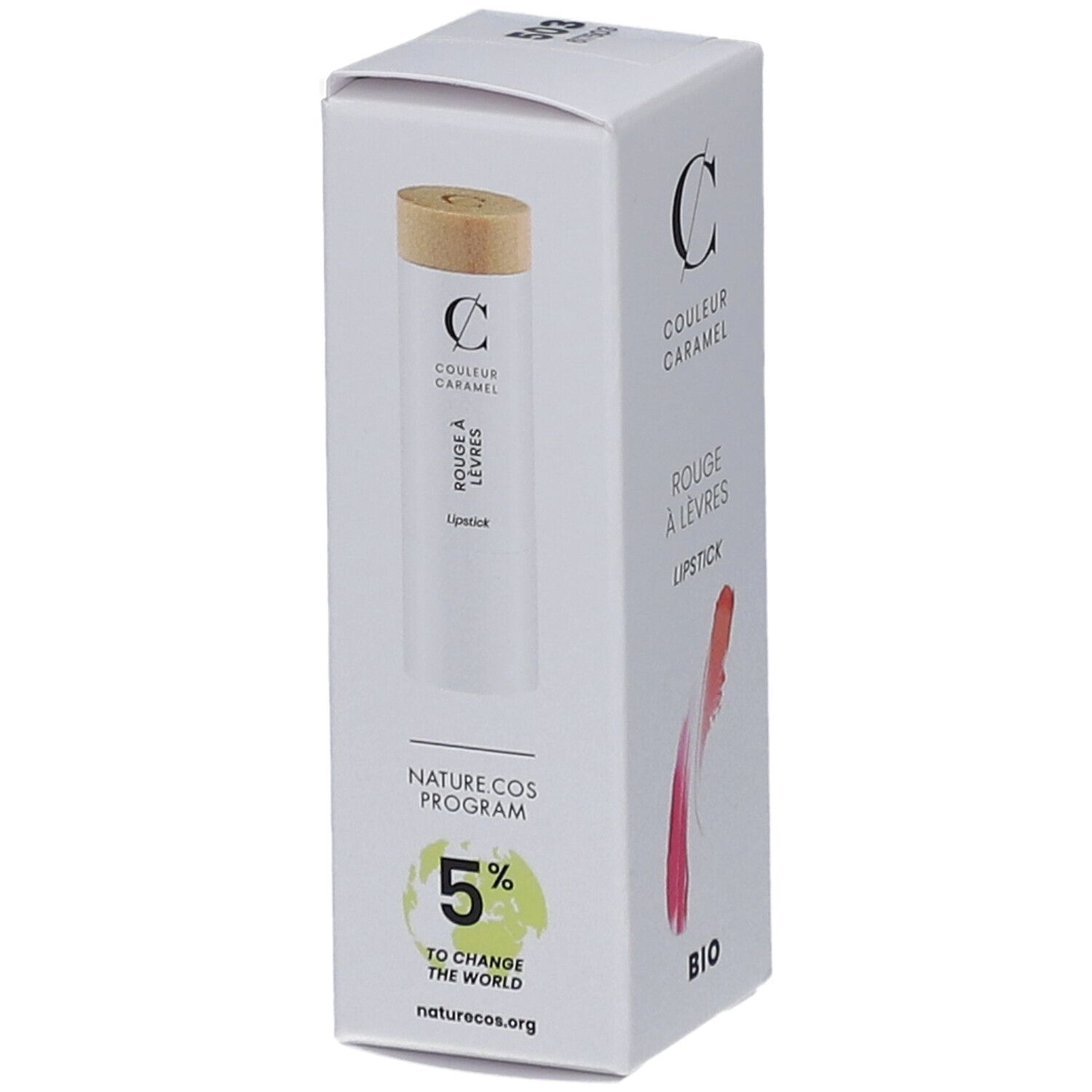 Emballage blanc avec rouge à lèvres et couvercle en bois. Marque : COULEUR CARAMEL. Texte : Rouge à lèvres, Lipstick, BIO. Code 503. Logo : 5% to change the world.