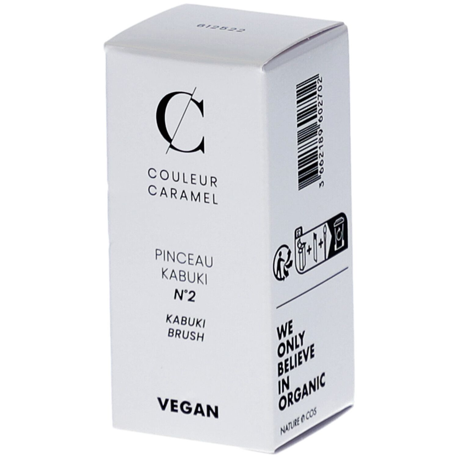Boîte blanche. Inscriptions: COULEUR CARAMEL, Pinceau Kabuki N°2, Vegan. Code-barres et symboles de recyclage. Texte: We only believe in organic.
