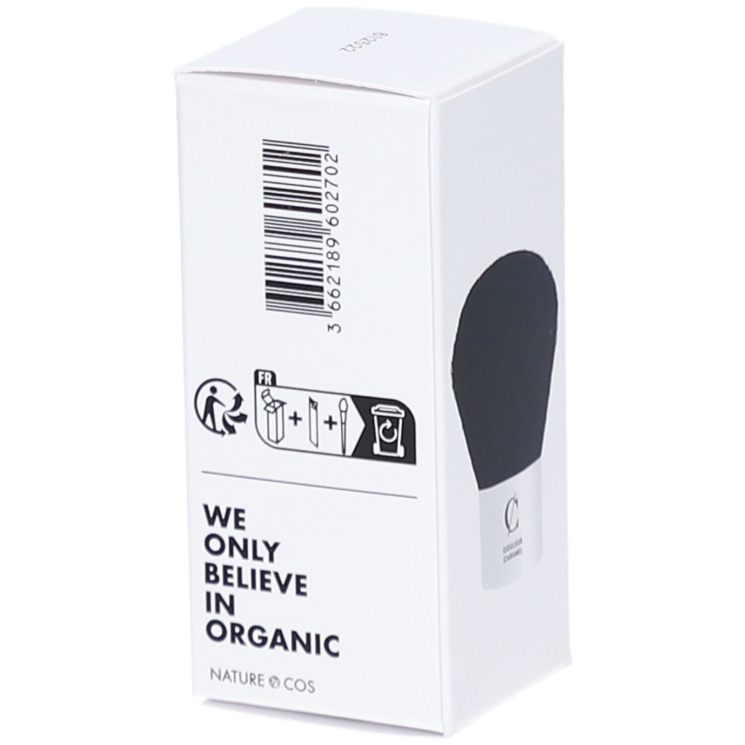 Boîte blanche avec pinceau. Tête de pinceau noire. Inscriptions: COULEUR CARAMEL, Pinceau Kabuki N°2, Vegan. Code-barres et symboles de recyclage.