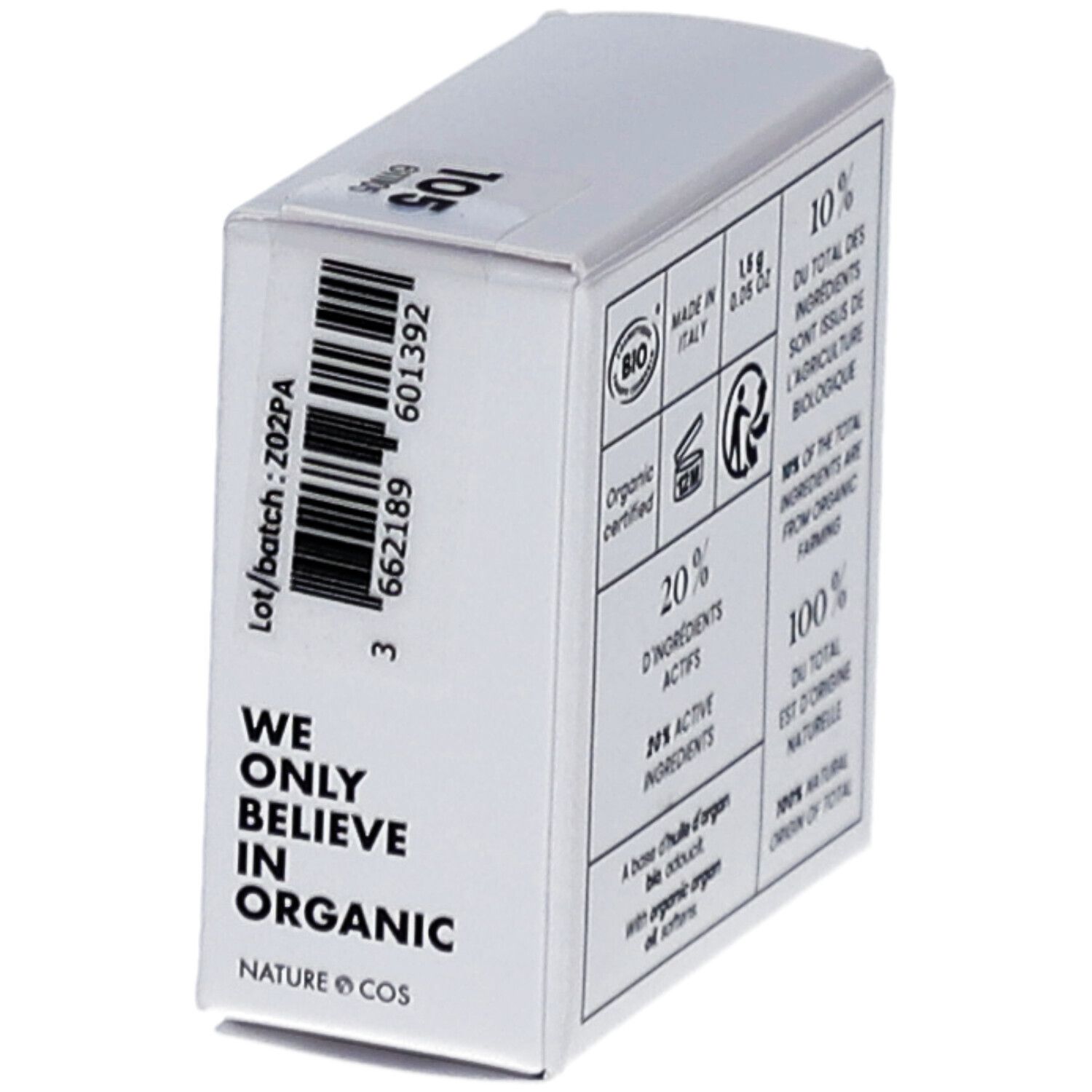 Emballage de fard à paupières blanc. Texte : BIO, 20% ingrédients actifs, 100% origine naturelle. Code-barres. Marque : NATURE COS. Slogan : WE ONLY BELIEVE IN ORGANIC.