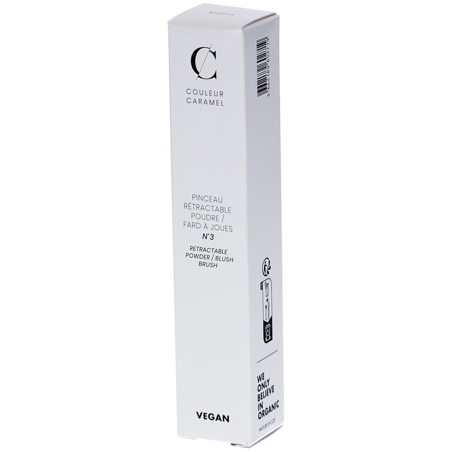 Emballage blanc avec informations produit. Marque : COULEUR CARAMEL. Pinceau poudre/fard à joues, n°3. Vegan.
