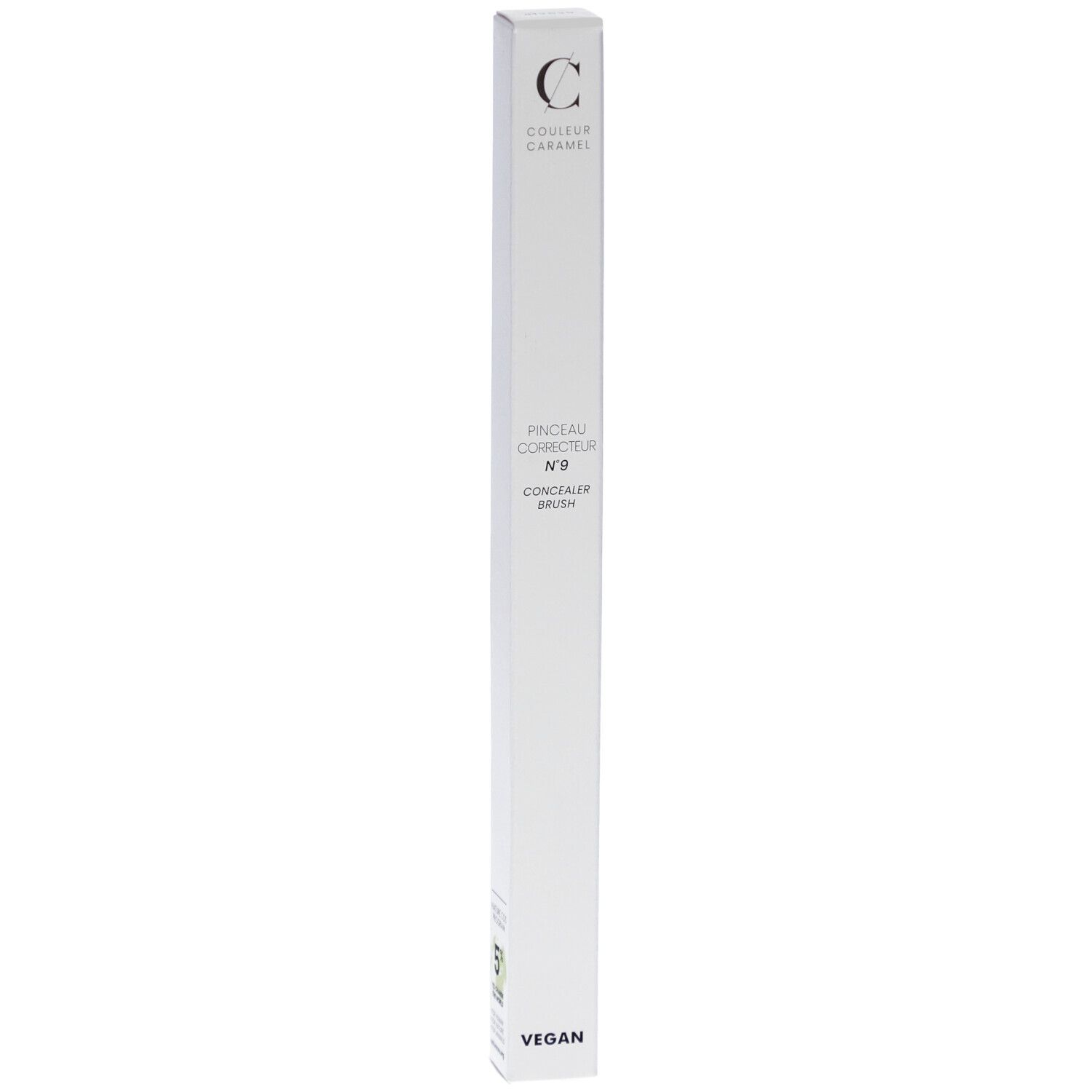 Emballage blanc avec informations produit. Logo 'COULEUR CARAMEL' et 'PINCEAU CORRECTEUR N°09'. 'VEGAN'.