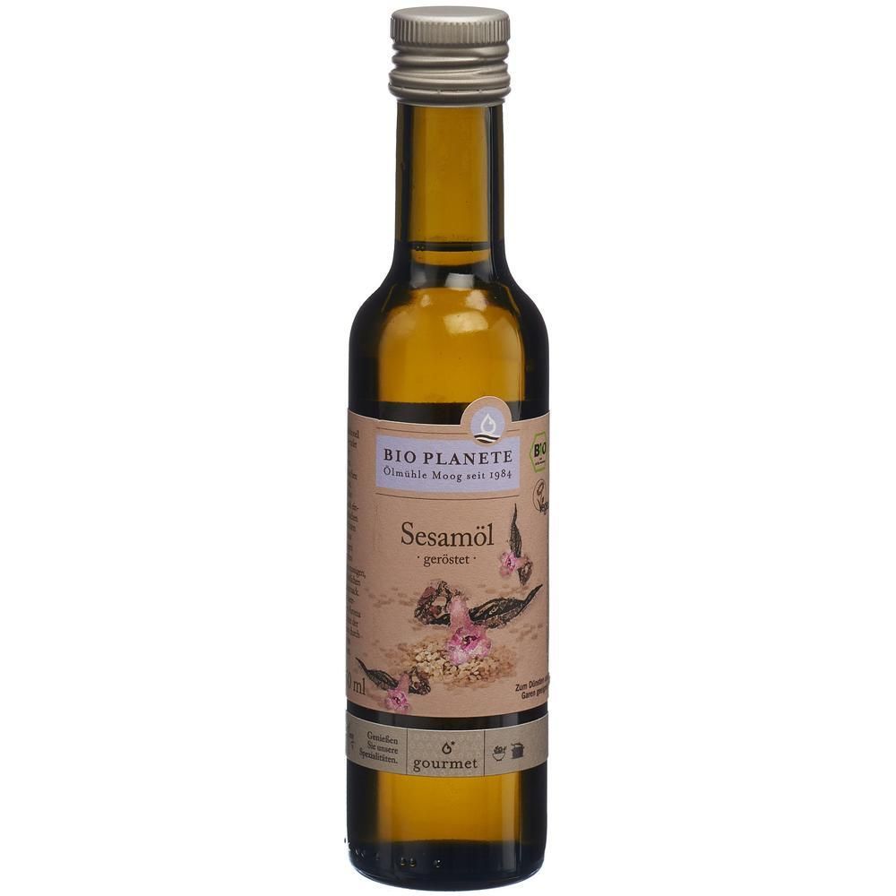 Braune Glasflasche mit silbernem Deckel. Etikett mit Produktbezeichnung und Logo. Sesamöl geröstet.