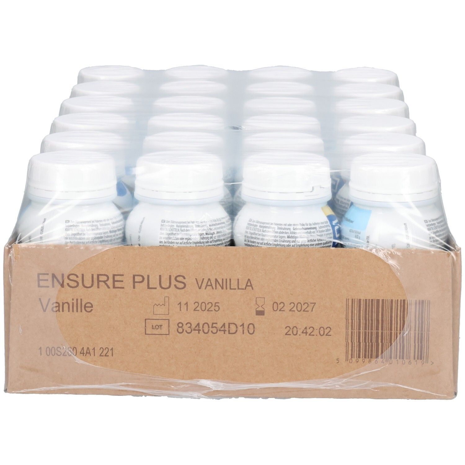 Karton mit Flaschen von Ensure Plus Vanille. Aufschrift: Ensure Plus Vanille, Mindesthaltbarkeitsdatum 11.2025 und 02.2027.