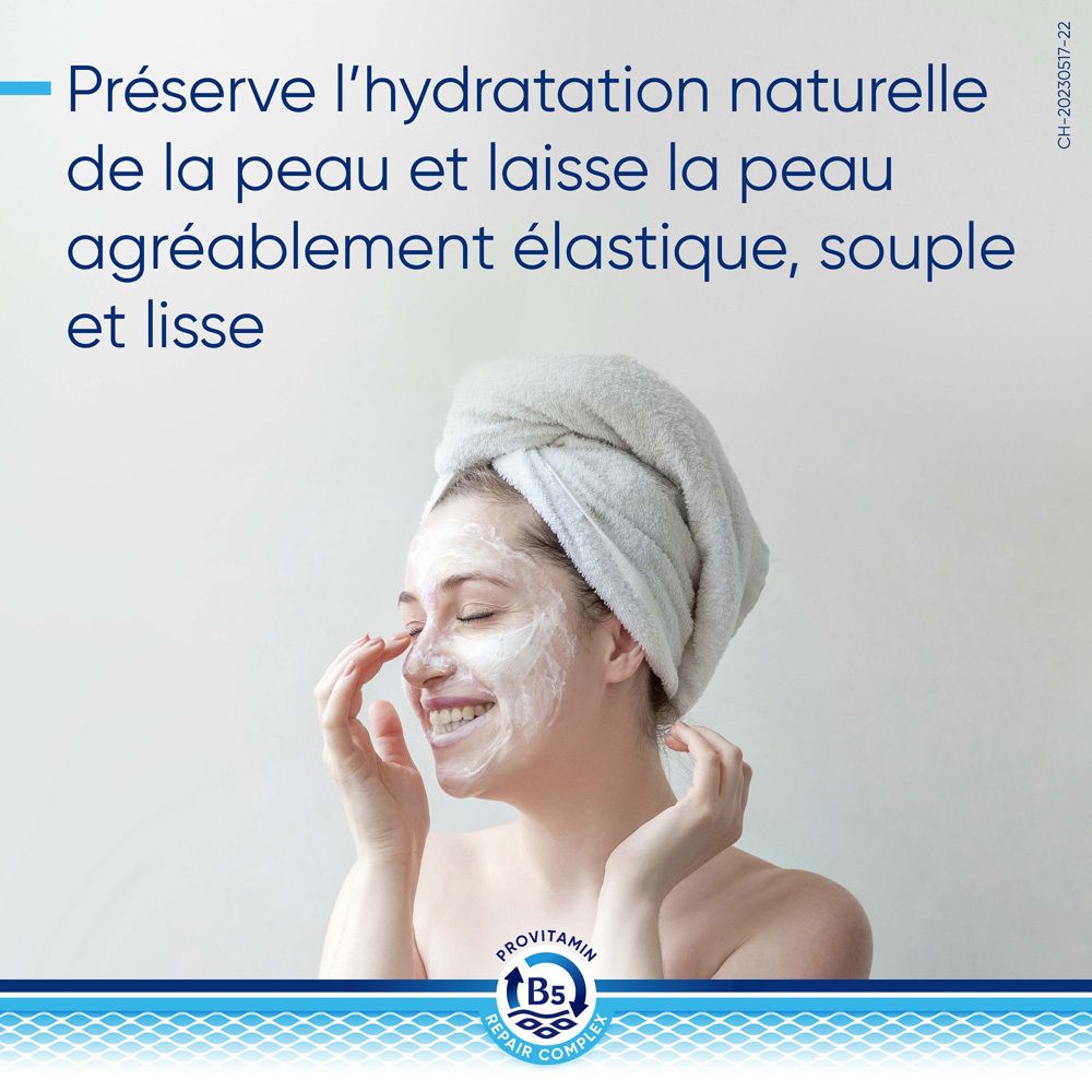 Personne avec une serviette, applique une crème pour le visage. Texte : Préserve l'hydratation naturelle de la peau et laisse une sensation agréable.