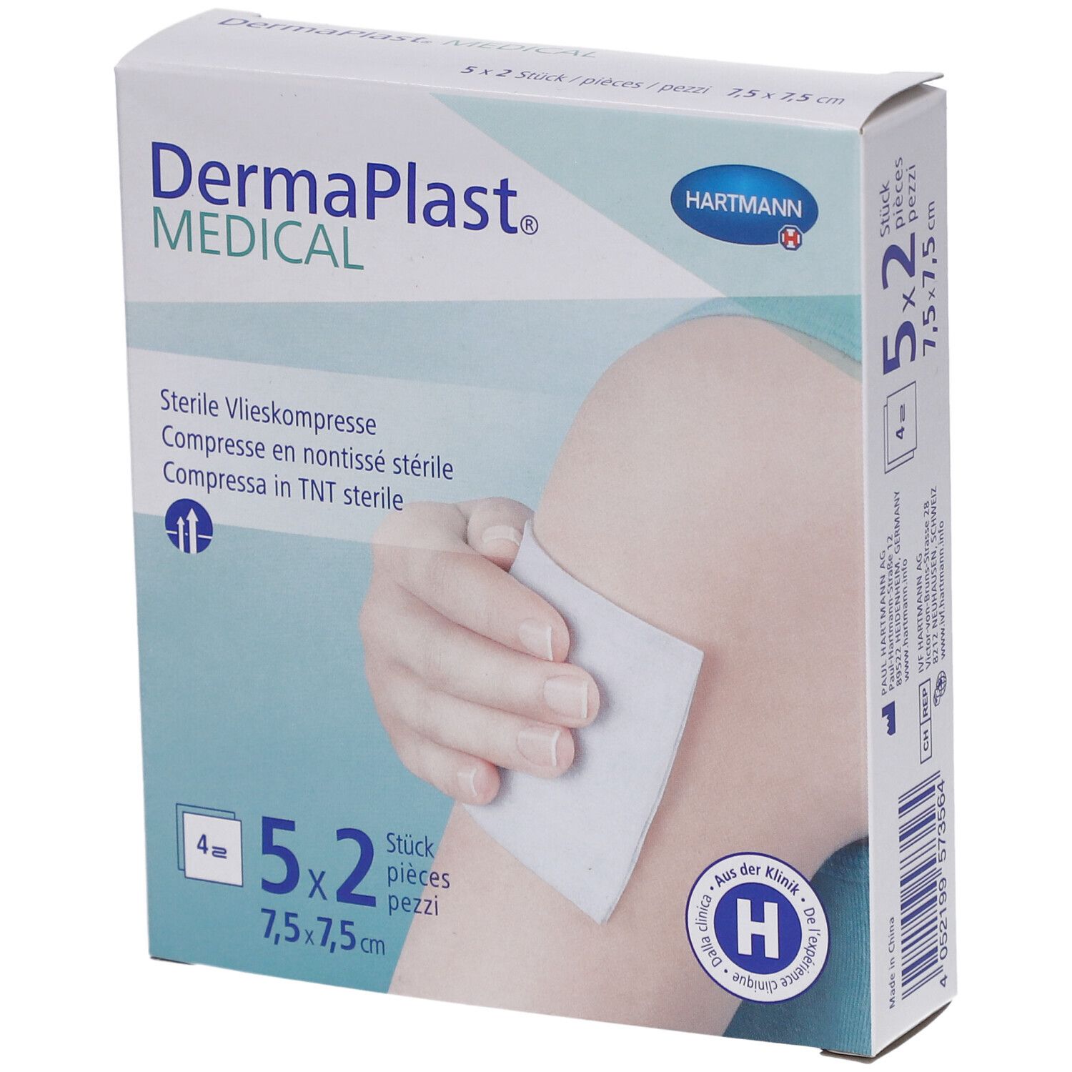 Verpackung von Dermaplast Medical Vlieskompresse. 5x2 Stück, 7,5x7,5 cm. Auf der Verpackung ist ein Arm mit Kompresse abgebildet.
