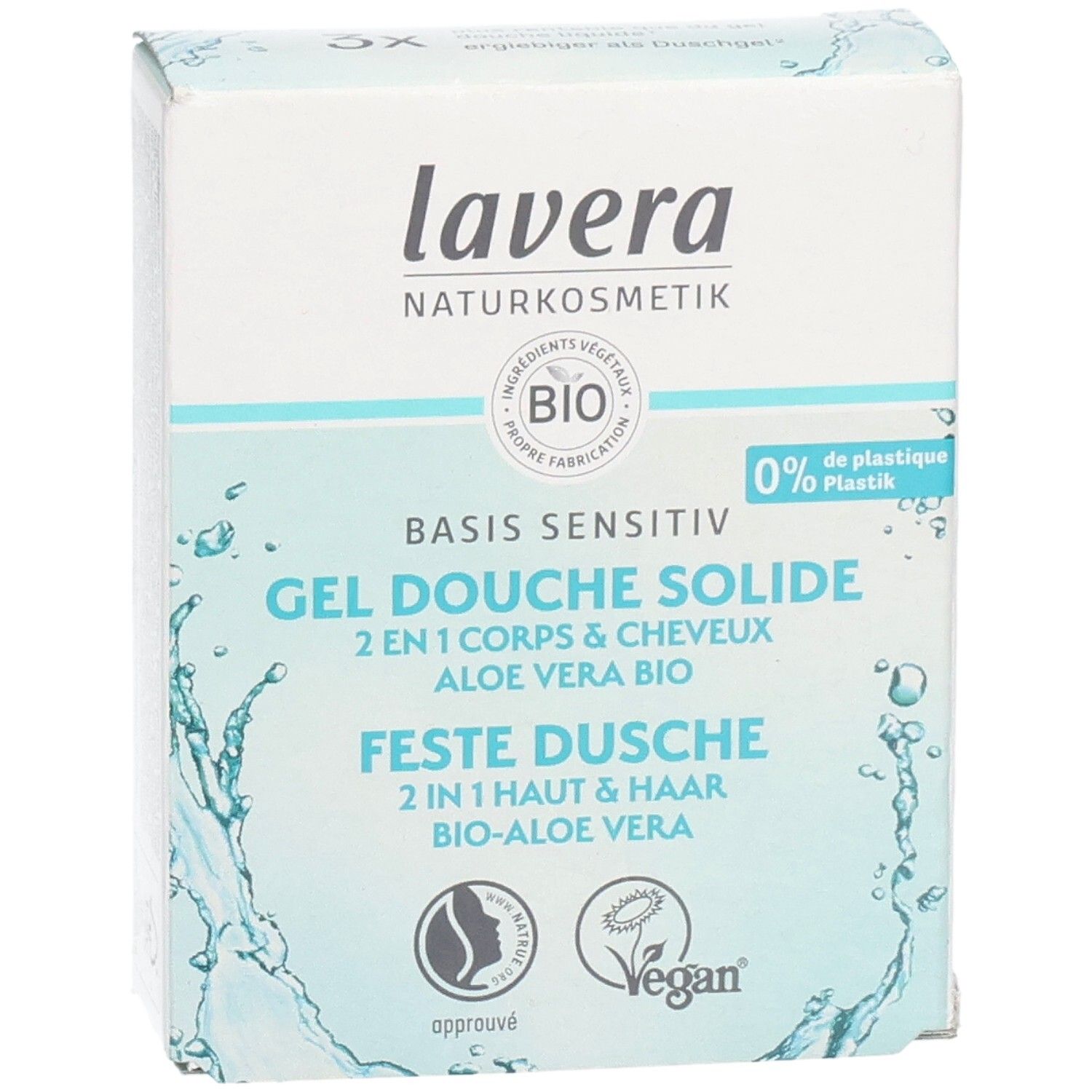 Boîte avec informations produit. Inscriptions: lavera, Basis Sensitiv, Gel Douche Solide, 2 en 1 Corps & Cheveux, Aloe Vera Bio. Vegan.