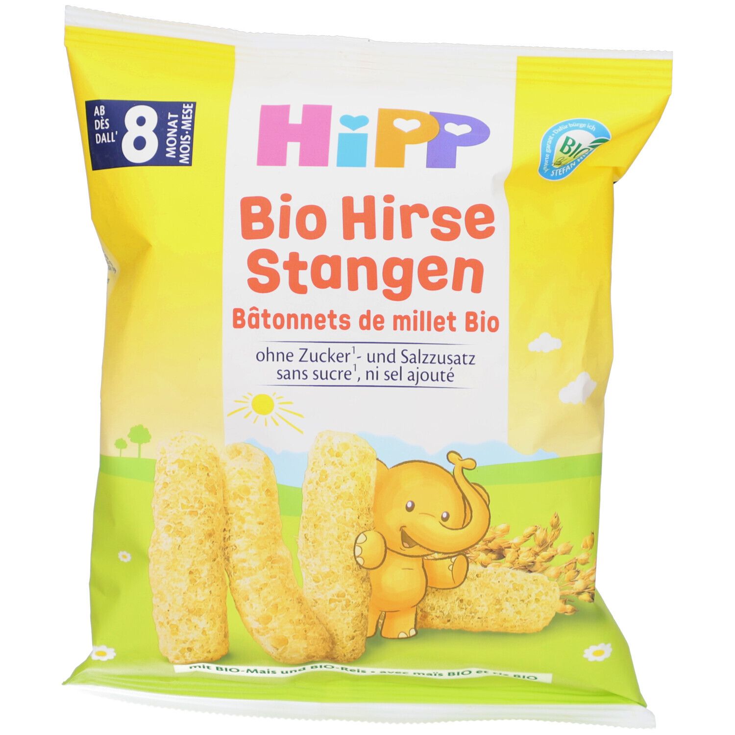 Verpackung mit HIPP Bio Hirse Stangen. Gelbe Tüte mit Produktname, Logo und Bio-Siegel. Einige Stangen liegen davor.