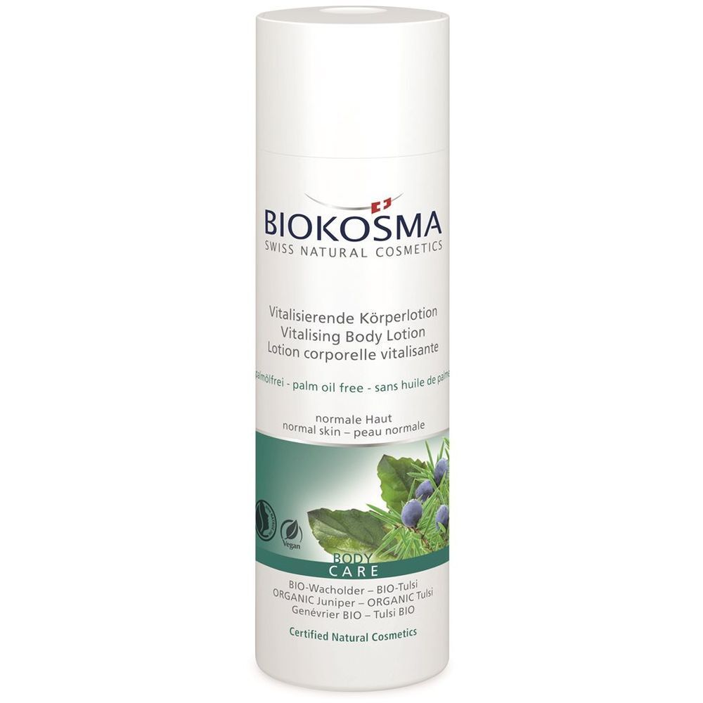 Weiße Flasche mit BIOKOSMA-Logo und Produktbezeichnung. Abbildung von Wacholder und Tulsi. "Vitalisierende Körperlotion".