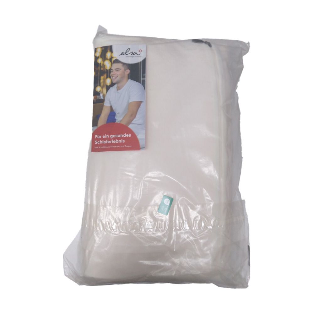 Verpackung eines blauen Kissens mit dem Logo 'elsa' und einem Mann im Hintergrund.