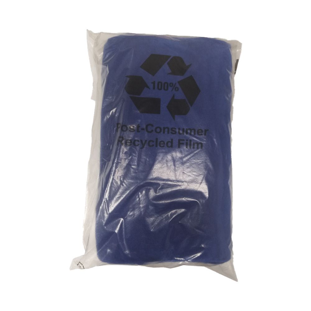 Blaues Kissen in transparenter Verpackung mit Recycling-Symbol und Text '100% Post-Consumer Recycled Film'.