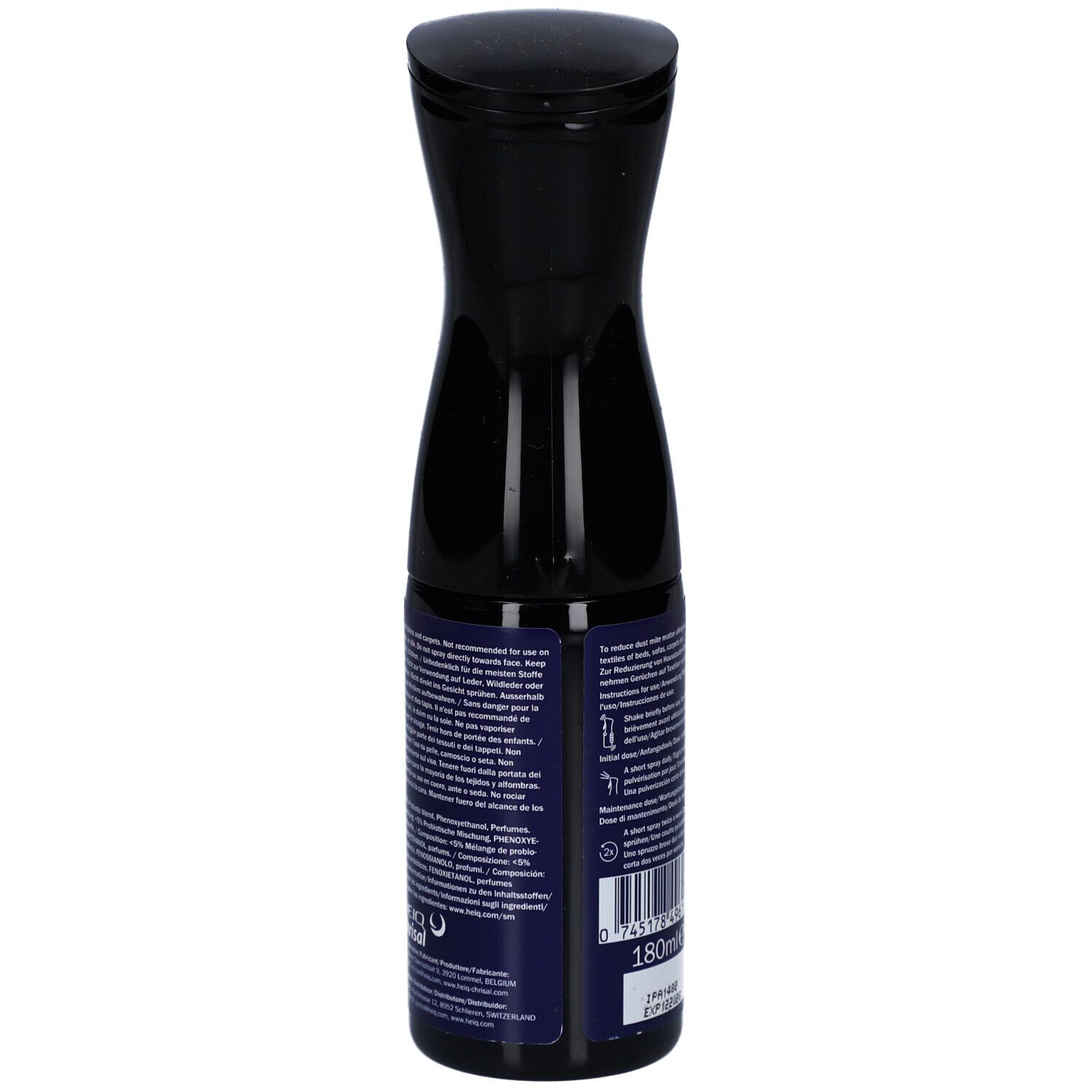 Blaue Sprühflasche mit schwarzem Sprühkopf. Aufschrift: HEIQ SYNBIO CLEAN ALLERGEN SPRAY. 180 ml. Rückansicht.