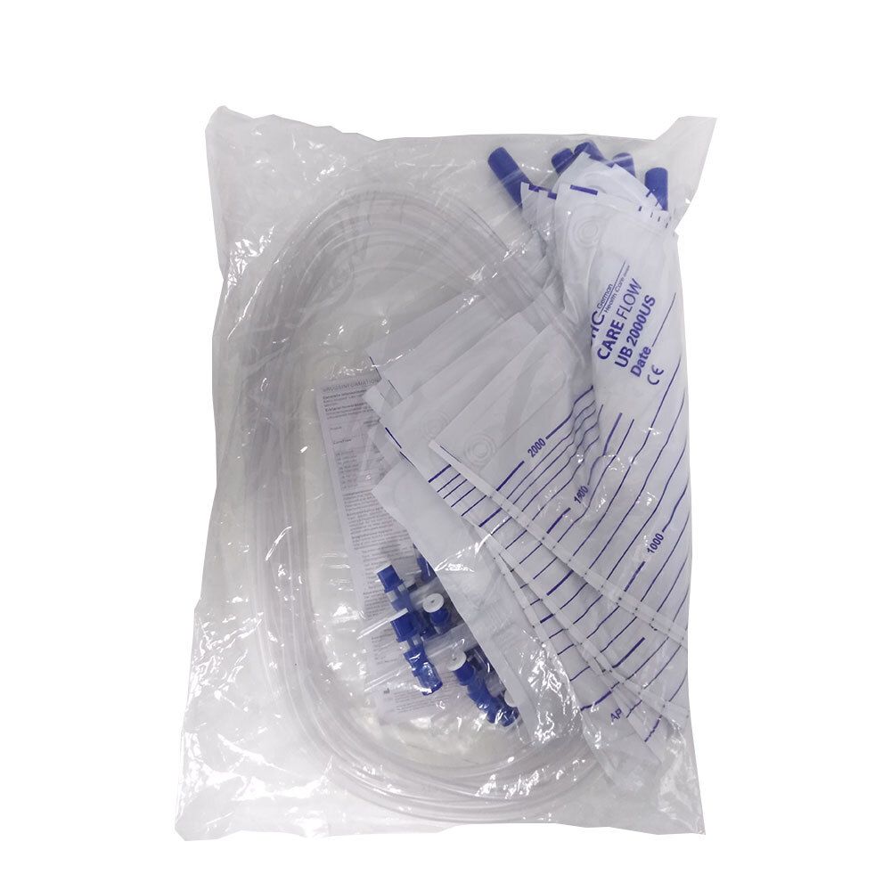 Sachet transparent avec poches de collecte GHC CARE FLOW UB 2000USo, tubulures et accessoires. Échelle visible.