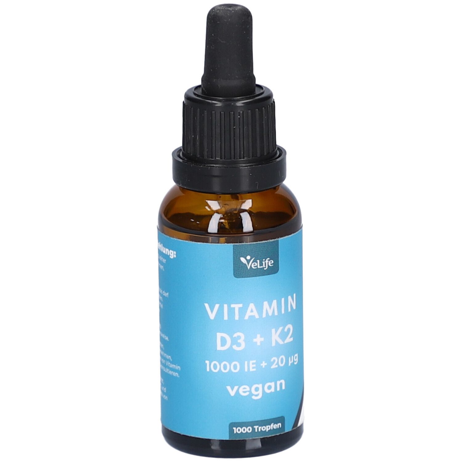 Braune Glasflasche mit schwarzem Deckel und Pipette. Blaues Etikett mit weißer Schrift: Vitamin D3 + K2, 1000 IE + 20 µg, vegan. Marke: VeLife.